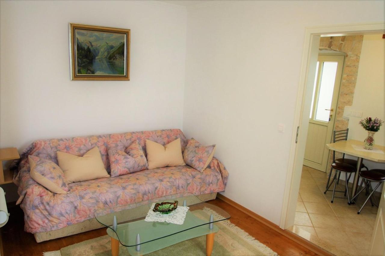 Apartment Marija Kastelir Exterior photo